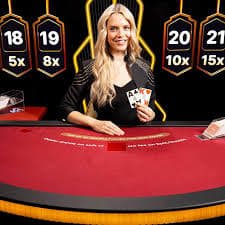 Pemain Texas Poker di platform topan4d sedang menganalisis strategi mereka